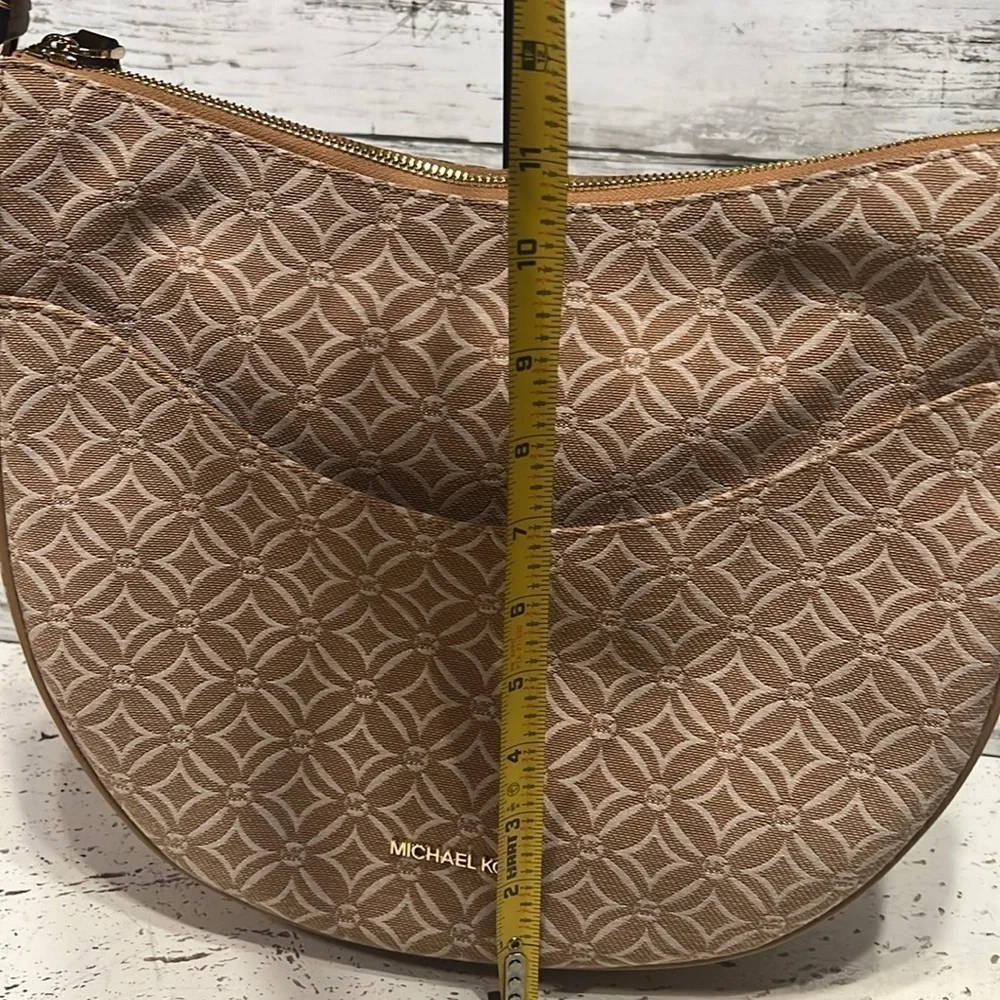 MICHAEL KORS LARGE HALF MOON SHOULDER BAG HOBO